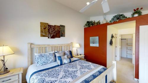 摩押Arches Abode #A3的一间卧室配有一张带蓝色和白色枕头的床
