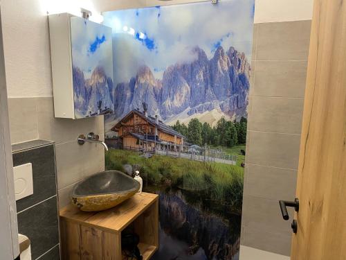 蒂罗尔州圣约翰伯格霍夫海瑟尔斯博格尔旅馆的一间带水槽和山地淋浴帘的浴室