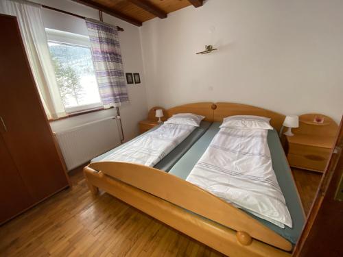 兹拉蒂博尔Vila Jela Tornik的一间卧室设有两张床和窗户。