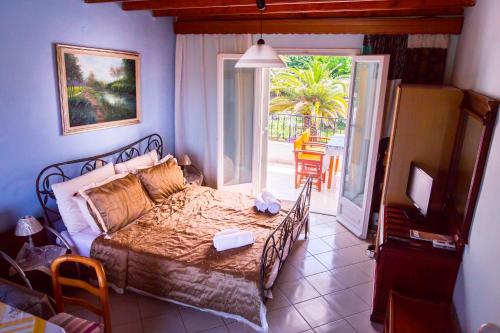 斯达林亚历山德罗酒店的一间卧室设有一张床,并有通往庭院的门
