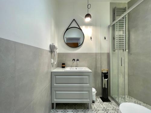托伦温尼卡旅馆的一间带水槽和镜子的浴室