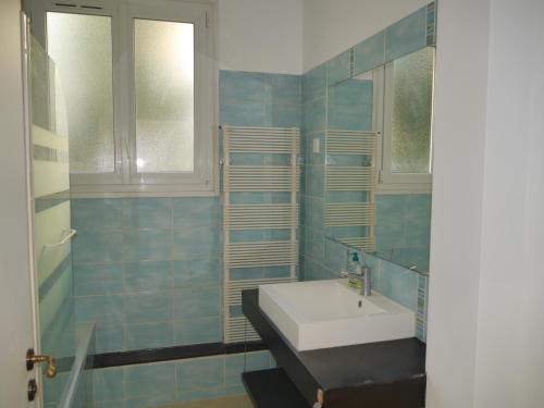 奥赛Spacieux F5 au parc arboré的一间带水槽和镜子的浴室