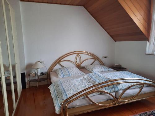 特罗斯多夫Wohnen beim Uswatta Liyanage的卧室内的一张床铺,设有木制天花板