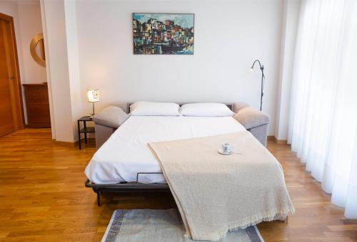 艾利亚德亚罗萨Apartamento Centro - 2 Puertos的一间卧室配有一张床铺,床上有毯子