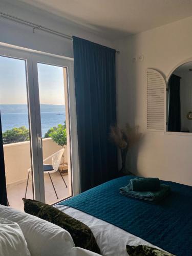 洛克瓦罗戈兹尼察Blue View的一间卧室配有一张床,享有海景