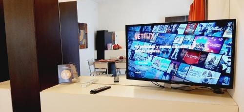 维拉卡洛斯帕兹Torre Myng的桌子上配有平面电视