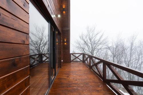 科帕奥尼克Vista Mountain House的客房设有一个享有树林美景的阳台。