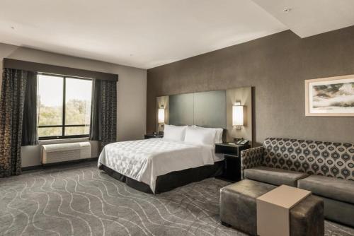 Holiday Inn Hotel & Suites Silicon Valley – Milpitas, an IHG Hotel客房内的一张或多张床位