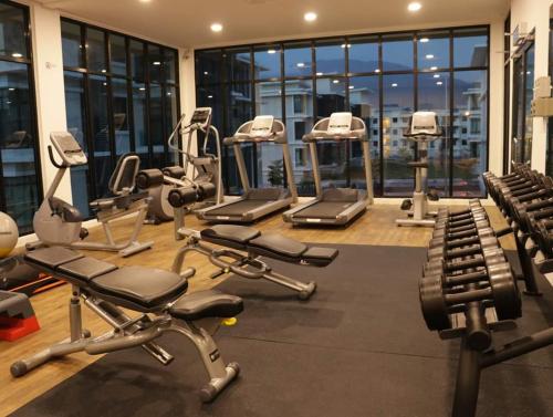金宝Family Staycation BYSS Homestay的大楼内拥有数台跑步机和机器的健身房