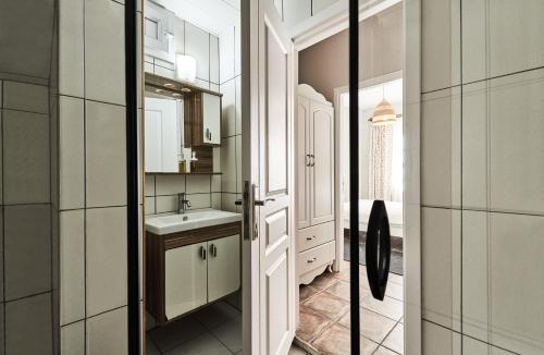 安塔利亚Cicerone Apart的一间带水槽和镜子的浴室
