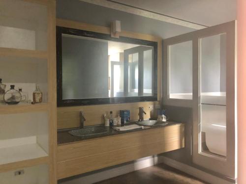 PinamalayanSeacliff Suites Hotel and Resort的一间带两个盥洗盆和大镜子的浴室