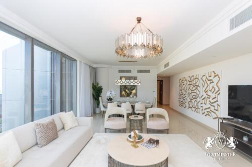 迪拜Westminster Boulevard Point的客厅配有白色沙发和吊灯。