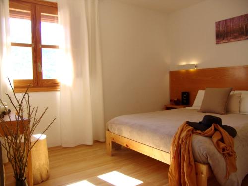 Puebla de BenifasarHotel La Tinensa的一间卧室设有一张床和一个窗口
