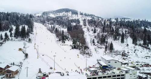 冬天的Casa Fântâna - La poalele muntilor -50 de metri de pârtia Olimpică
