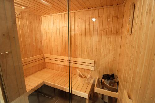 多纳瓦利Björg Apartment & Sauna的木板上的桑拿