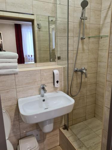 格连吉克Akropol的一间带水槽和淋浴的浴室