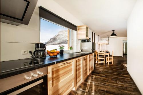 特翁Fischer Ferienhaus的厨房设有山景大窗户。