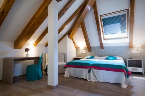 奥查加维亚安纳姆蒂农家酒店的阁楼上的卧室配有一张大床