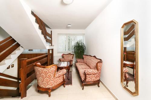 布雷滕布鲁恩微格斯福膳食公寓的走廊设有两把椅子和镜子