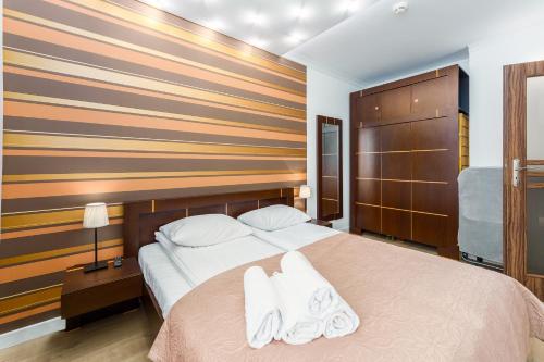 科沃布热格Apartament w Diva Spa 250m do plaży的一间卧室配有一张大床和两条毛巾