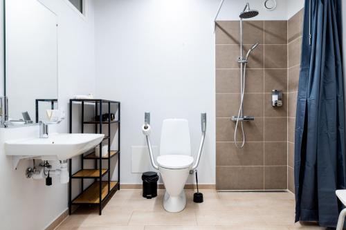森讷堡Hotel Sønderborg Kaserne的浴室配有卫生间、盥洗盆和淋浴。