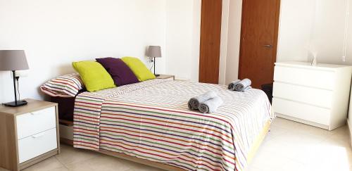 帕拉弗鲁赫尔Duplex Costa Brava的一间卧室配有带毛巾的床