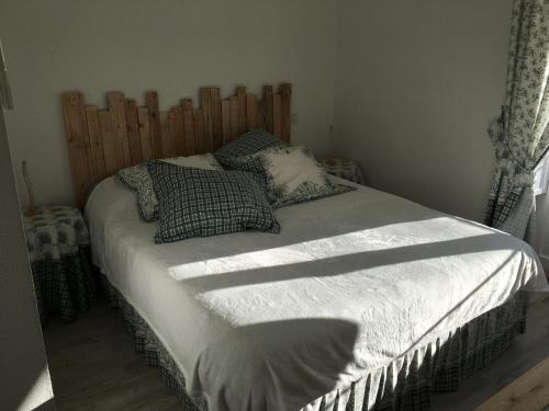 纳博讷Appart République的卧室内的一张带木制床头板的床