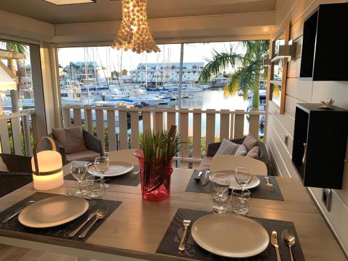 圣弗朗索瓦Marina MANZANA, Appartement neuf, vue mer exceptionnelle - LUXE的一张餐桌,享有码头的景色
