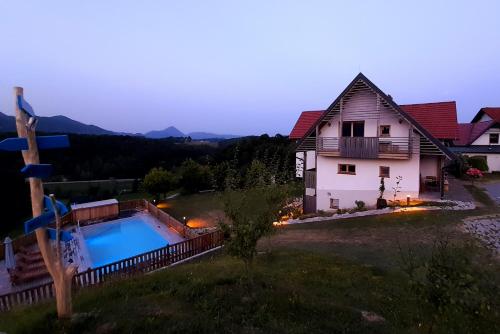 罗加斯卡斯拉提纳马尔雅加观光农场酒店的房屋前有游泳池的房子