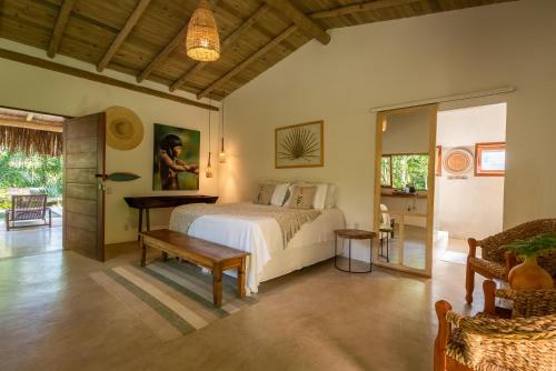托兰克索Vila Morena Altos de Itapororoca的卧室配有一张床和一张桌子