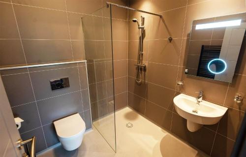 LuibKinloch Ainort Apartments的带淋浴、卫生间和盥洗盆的浴室