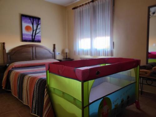 Valbona艾尔普拉多公寓的一间卧室配有一张床,内配梳妆台