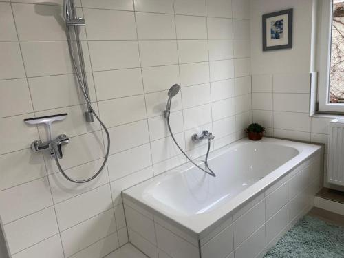 莱茵河畔凯尔Rheingold的带浴缸和淋浴的浴室