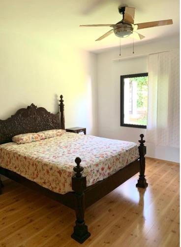 Gelveschalet con vistas a sevilla的一间卧室配有一张床和吊扇