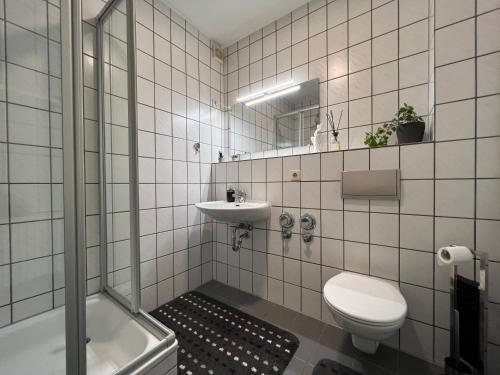 卡尔斯鲁厄Einzigartiges Apartment in toller Altstadt by Rabe - free Netflix & Coffee-Bar的白色瓷砖浴室设有卫生间和水槽
