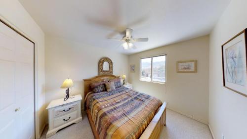 摩押Kokopelli Dream #3251的一间卧室配有一张床和吊扇
