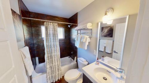 摩押Moab Flats #6的一间带水槽、卫生间和淋浴的浴室