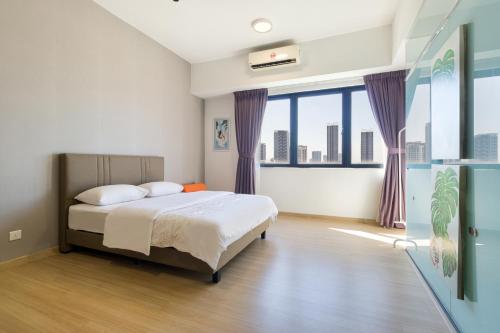 科塔达曼萨拉Encorp Strand Residences by Airhost的一间卧室设有一张床和一个大窗户