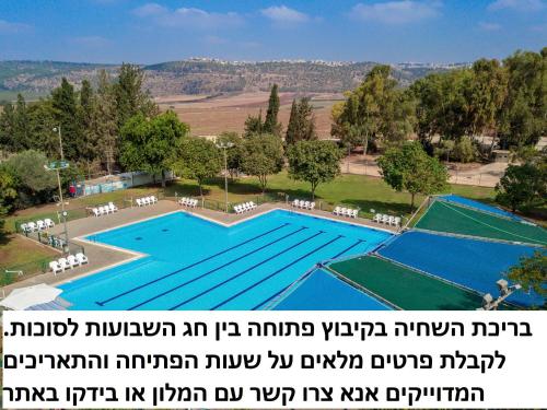 Mizra‘Mizra Guest House的大型游泳池的顶部景色