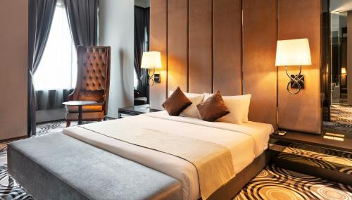 班吉Le'venue Hotel的酒店客房带一张大床和一把椅子