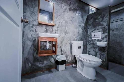 Thung Songโรงแรม​ เดอะวิน​ รีสอร์ท的一间带卫生间和水槽的浴室