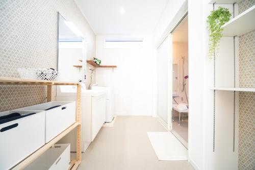 淡路Shizukinosato TSUKI Terrace 531的厨房配有白色橱柜和窗户。