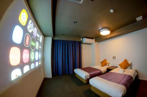 大阪Hotel S-Presso West的酒店客房设有两张床和大窗户。