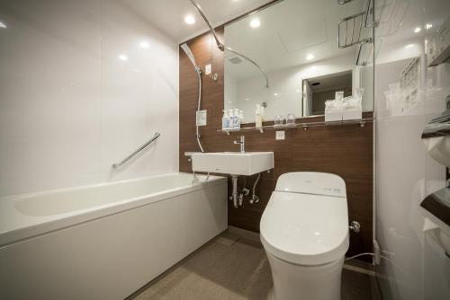 盛冈皇家盛岗酒店的浴室配有白色卫生间和盥洗盆。