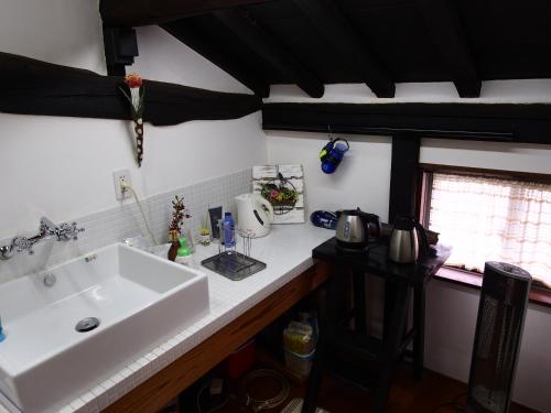 Tokonameヒルズハウスセカンド的厨房配有白色水槽和台面