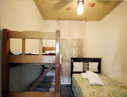 奥林匹亚Casa Pagotto的一间卧室设有两张双层床和吊扇