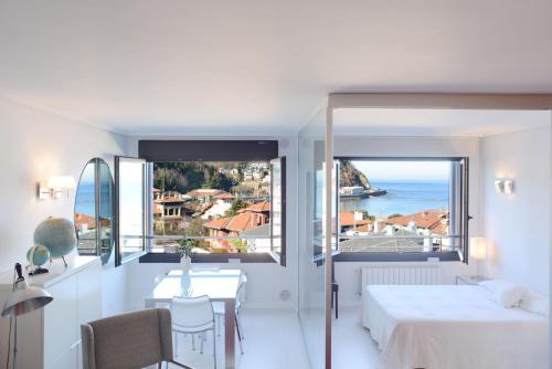 圣塞瓦斯蒂安Go Donosti Chillida的一间卧室配有一张床,享有海景