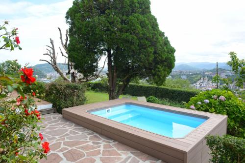 圣塞瓦斯蒂安Go Donosti Romanticismo的花卉花园中的游泳池
