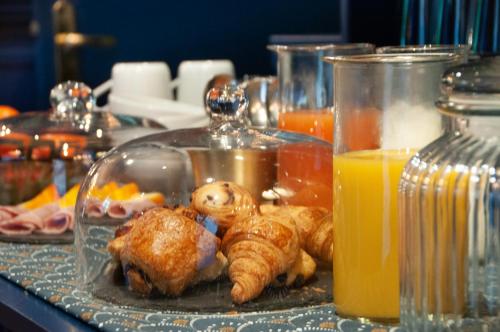 巴黎Hôtel Petit Saint-Honoré的一张桌子,上面放着一盘食物和橙汁