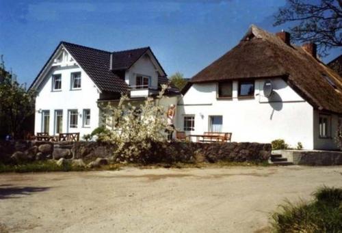 格罗斯齐克Ruegen Fewo 126的一座带茅草屋顶的大型白色房屋